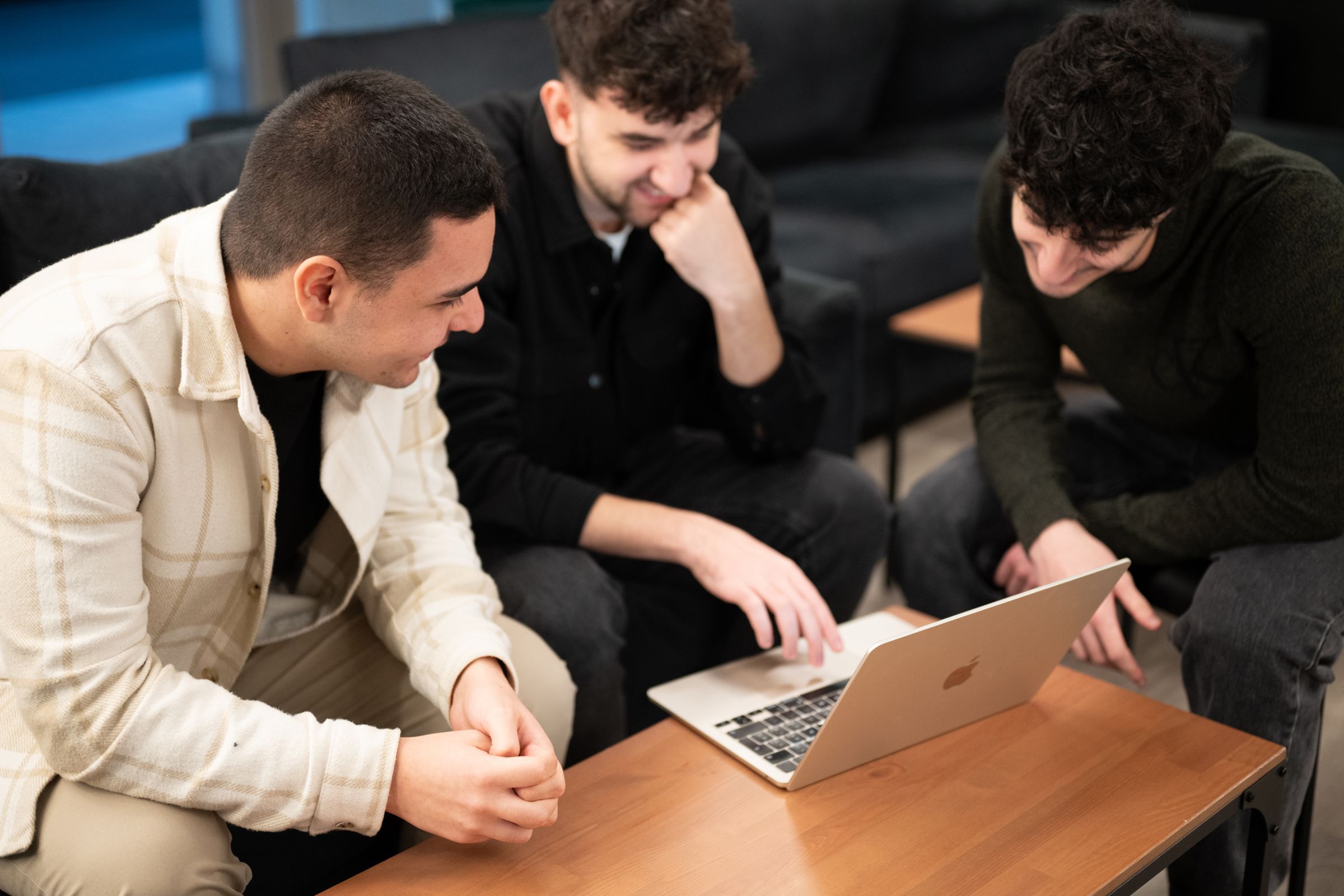 Consulenti Yottaworld al lavoro su un portatile