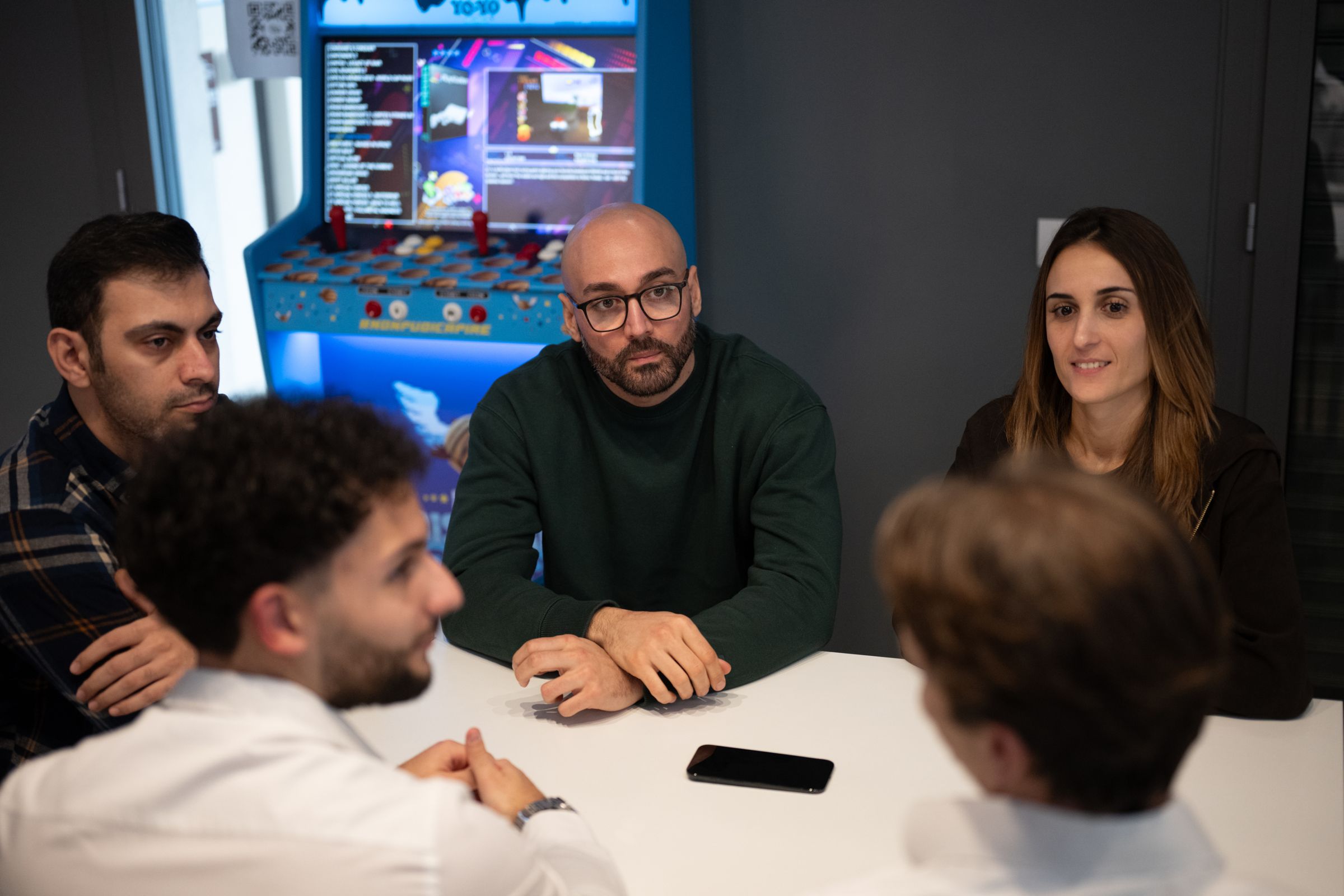 Un team Yottaworld al lavoro attorno a un tavolo
