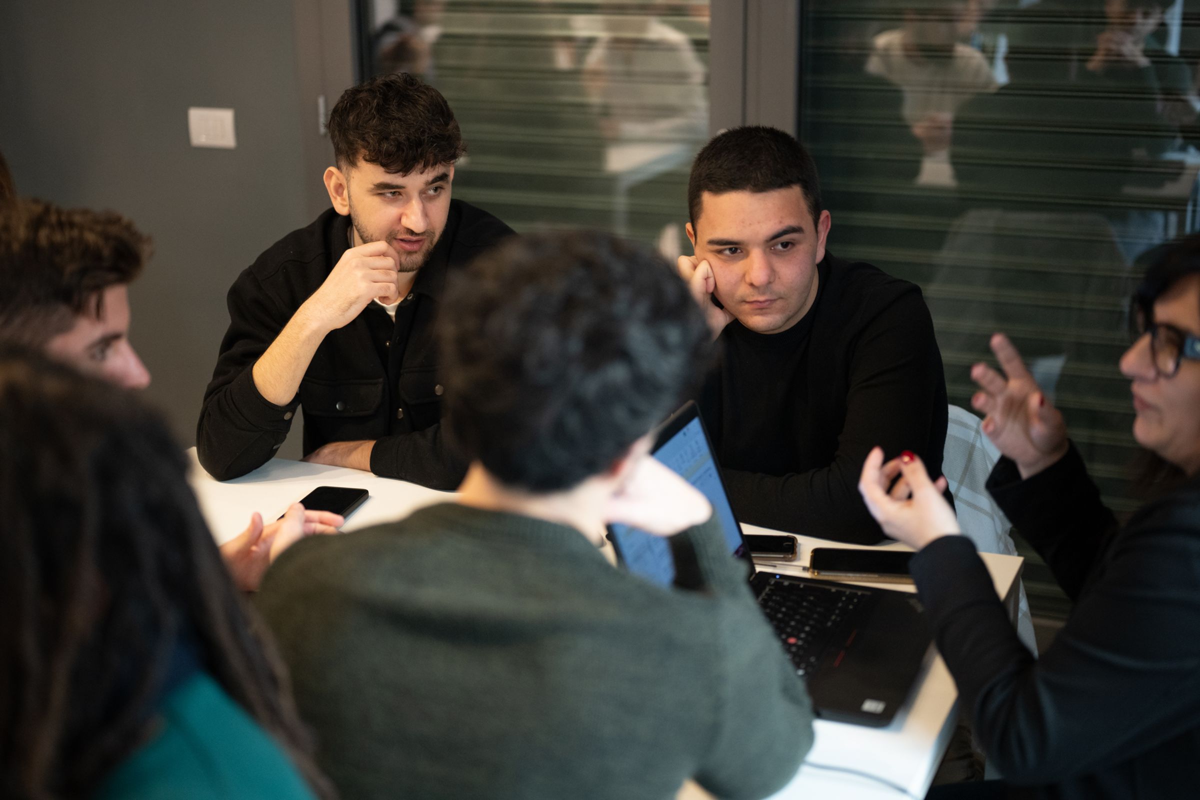 Giovani Yotters in discussione attorno a un tavolo